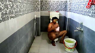 Horny Big Boobs Desi Aunty Taking Shower