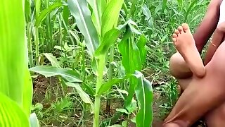 Bhabhi ko Devar ka kala mota Lund aaya pasand makai Ke khet me bhabhi ki chudai outdoor hindi audio