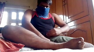 Desi guy masturbrating