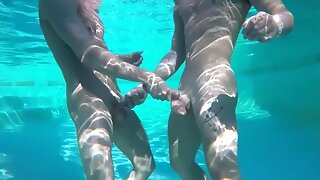 Gay A La Piscine, Gay Branlette Public, Pool Gay