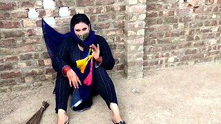 Safai Karti Hue Bhabhi Ko Chuda Black Suit Me Hot Lag Rahi Thi Back Said Uff