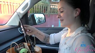 Artig, Strand, Bak Kulissene, Offentlig