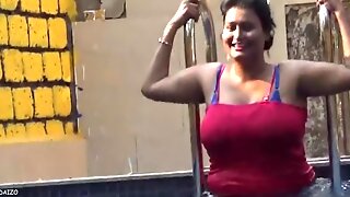 Swimming Pool Me Mooti Gand Ko Chod Diya