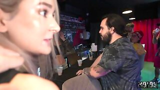 Małe Cycki, Niewinna, Bar, 18, Wychudzona, Publiczne