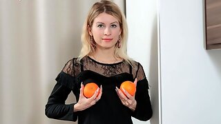 Branlette Avec Sa Culotte, Candy, Poilue Jambe Ecartée Solo, Onanisme Culotte