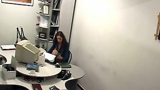 Κρυφη Καμερα, Γραφείο