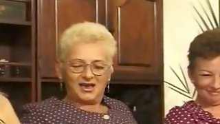 Mamie Party, Vieilles Mamies Pisse, Vieille Pîsse, Piss Fiesta, Vieille Et Jeune Pisse