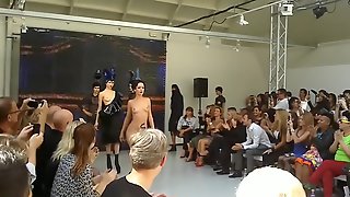 Défilé De Mode, Paris, Celebrites Nues, Naked Show, Publique, Célébrité