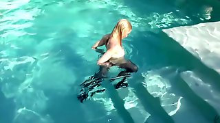 Blond Pool Solo