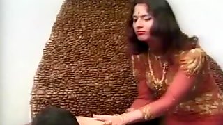 Indian tranny spreads her legs for deep anal