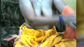 Bhabi opening blouse hooc and tease