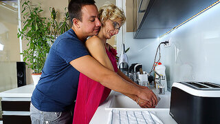 In Der Küche, Mature Boy, Hausfrau