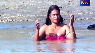 Desi Aunty Bathing