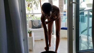 Faire Le Ménage Nue, Femme De Menage