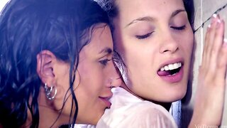 Lesbienne Sous La Douche, Nikita Bellucci Lesbian, Julia Roca