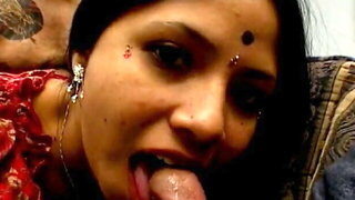 Horny Indian bitch in traditional attire gets fucked on the 