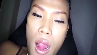 Ebony Shemale Seduces