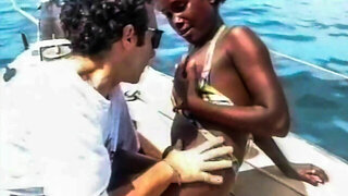 Exploaterad Teen, Teen Boat