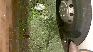 Nue En Rue, Pipi Dans La Rue