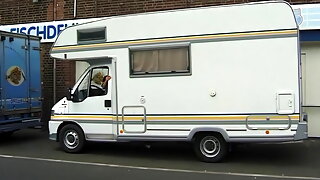 Baisée Dans Un Van, Sexe En Camping Car, Bord De Route, Salope En Manque