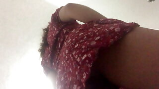 BAJO LA FALDA DE MI PRIMA
