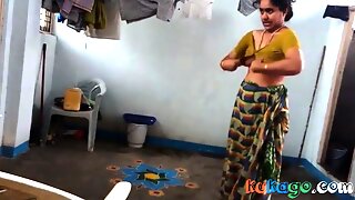 Aunty change saree