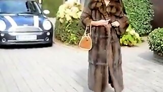 Nue Sous Manteau