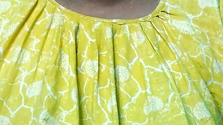 Desi bhabi shaving her wet pussy