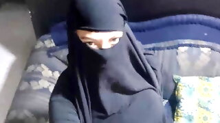 Real Sexy Amateur Muslim Arabian MILF Masturbates Squirting Fluid Gushy Pussy To Orgasm HARD In Niqab