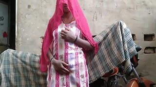 The sister-in-law who was sweeping was fucked a lot by opening her salwar 