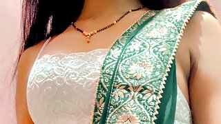 Bhabhi is looking hot in green saree