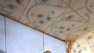 Splitting white in bathroom 