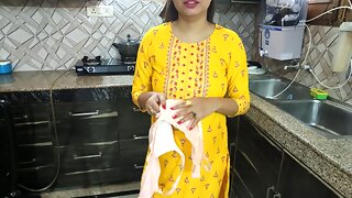 Desi Bhabhi kitchen me khana bana rhi thi tbhi dever ne piche se Li bhabhi ki   