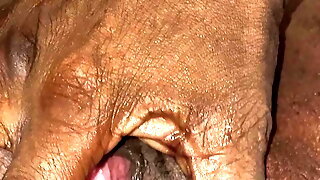 Granny Africaine, Granny Ass Licking