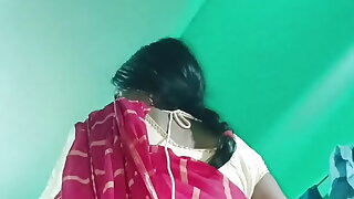 Puja bhabhi pati ka land chuskar khara kiya our chut me jaise hi dalna chaha ki land chota ho Gaya our bhabhi chudai ke liye tar