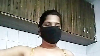 Bhabi ne kitchen me beth kar apni pussy pamping kari 