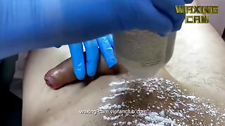 Ela Vestida Ele Nu, Exibicionista