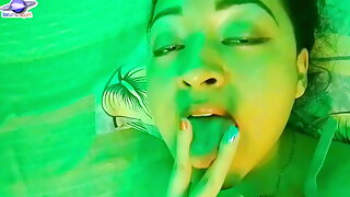 Saturno Squirt the sexiest Latin babe, in the green room, I teach you how to masturbate a pussy with your fingers.