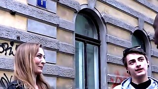 Cocu Nettoie Sa Femme