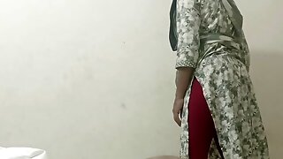 Desi Bhabhi maid cleaning room and Hindi sex video