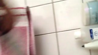 Ehefrau in der Dusche beim einseifen