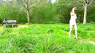 Brunoymaria Maria pajeandose en el campo con chicos mirones