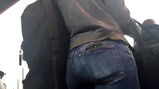 NICE ASS IN TIGHT JEANS WAITING FOR THE 104 BUS!!!!
