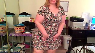 Amateur fat woman dancing in front of the camera