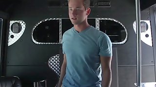 Одетые Девушки Голые Парни