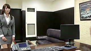 Submissive Japanese secretary blows her boss in the office