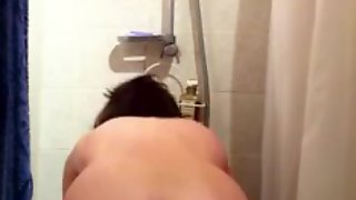 Amateur milf takes a shower in hidden cam solo vide