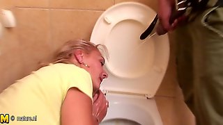 Mature mother piss and gets pissing on face