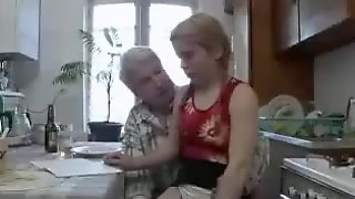おじいちゃんは彼女のタイトな毛深い女子大生のおまんこをファックするのが大好きです！