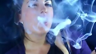 Pipe smoking Alexxxya the smoke fetish queen